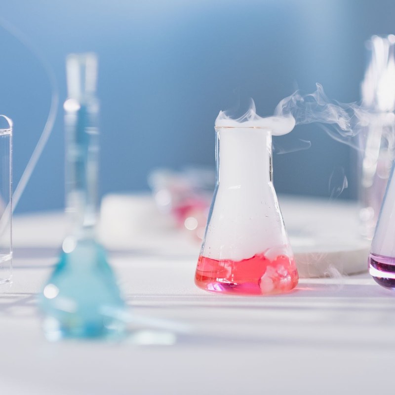 Reakciót mutató Erlenmeyer-lombik füsttel – intermedierek