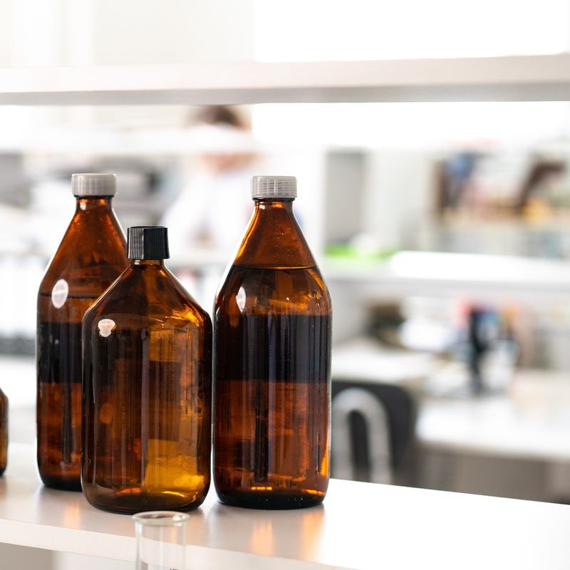 Barna üvegpalackok laboratóriumi polcon – oldószerek